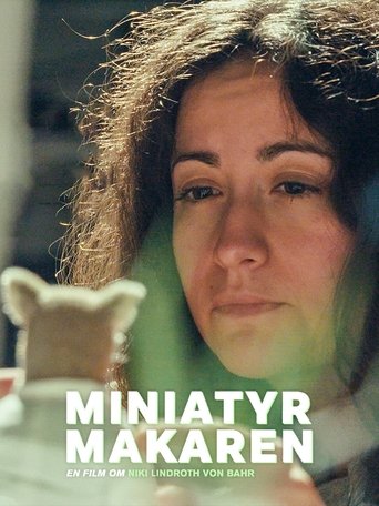 Miniatyrmakaren – en film om Niki Lindroth von Bahr Poster of Miniatyrmakaren – en film om Niki Lindroth von Bahr