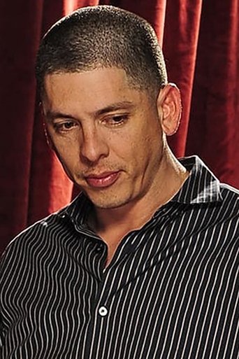 Portrait of Alex Gonz