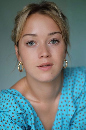 Portrait of Hannah Traylen