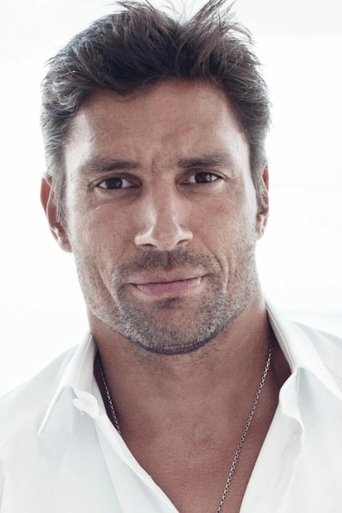 Portrait of Manu Bennett