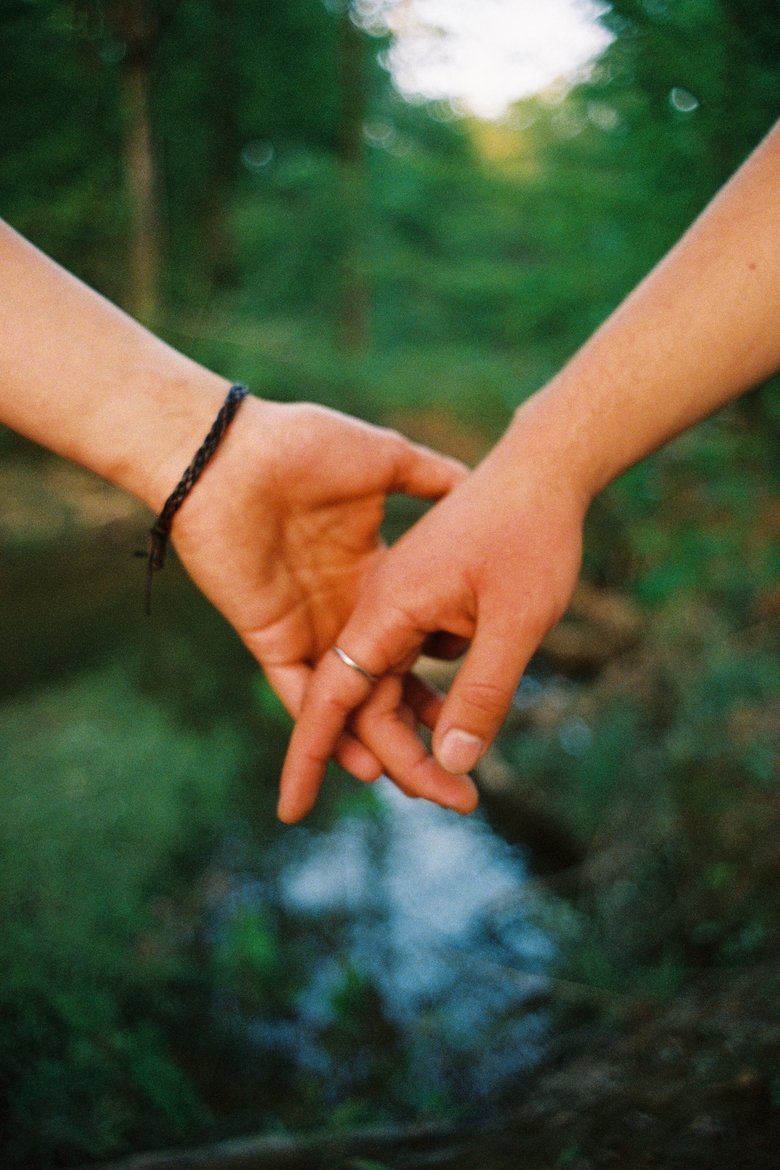 Poster of in between your hands