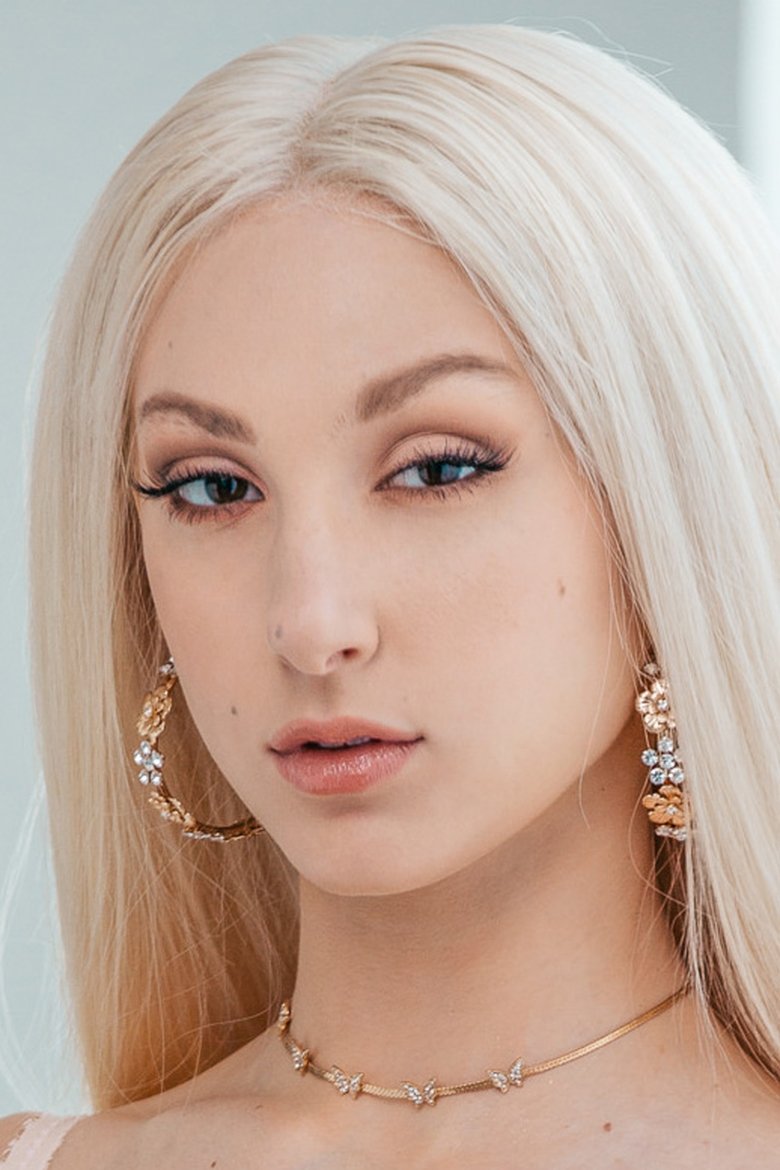 Portrait of Skylar Vox