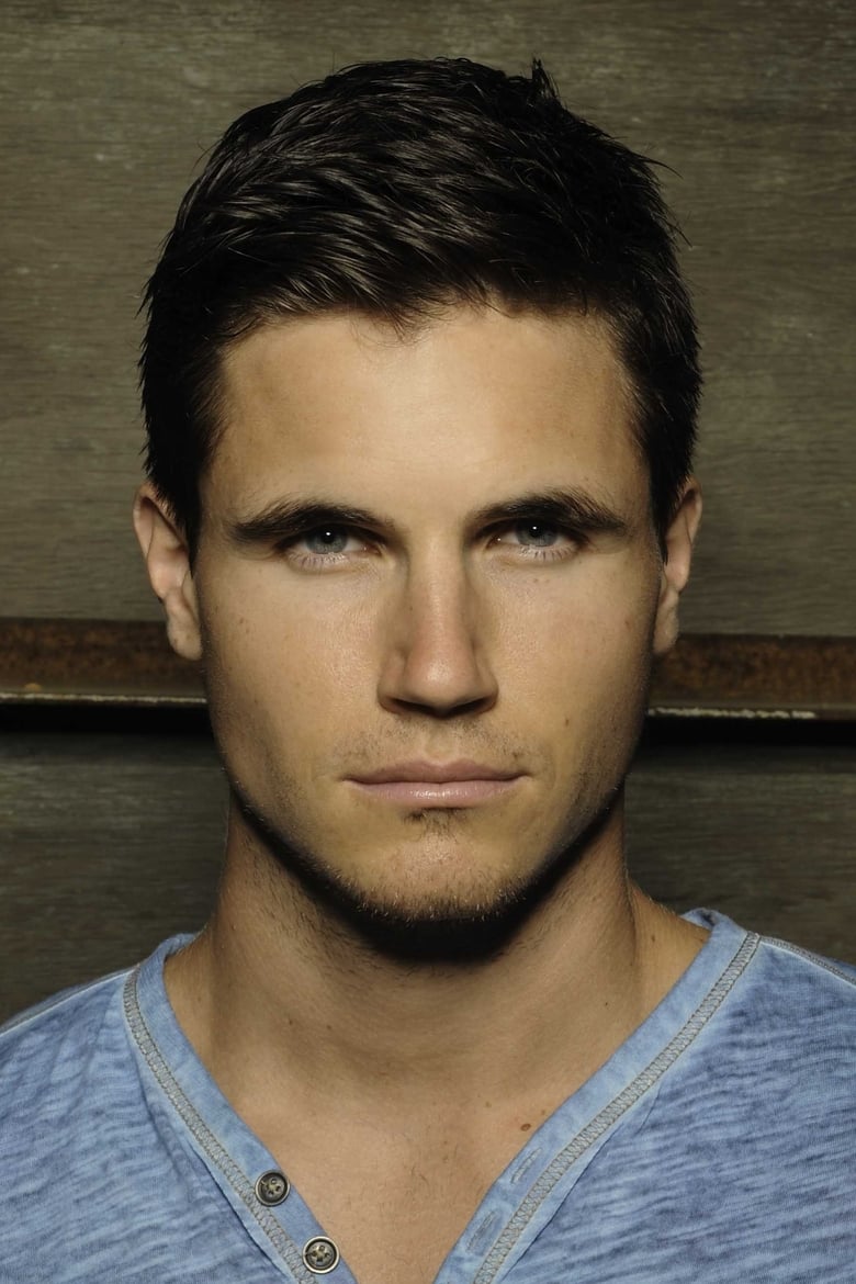 Portrait of Robbie Amell