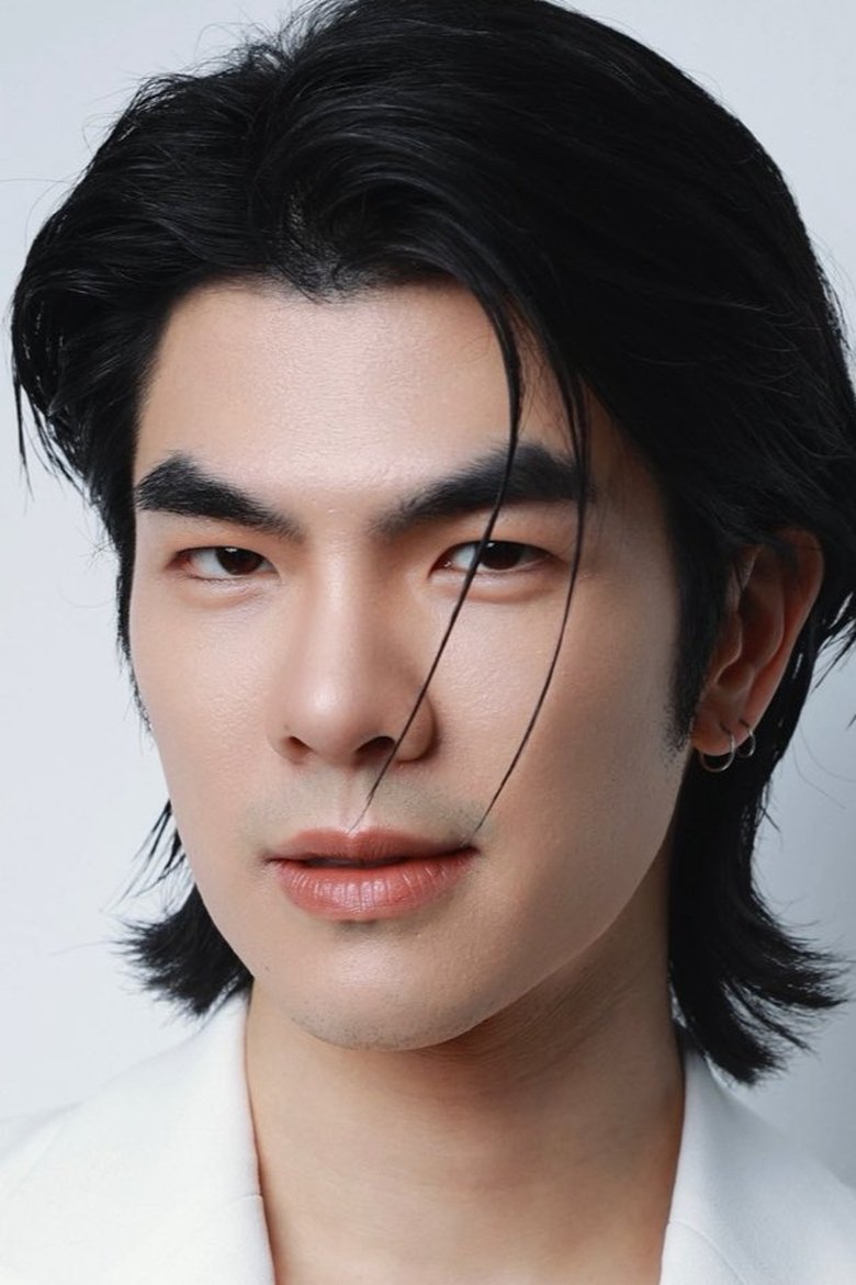 Portrait of Phakphum Romsaithong
