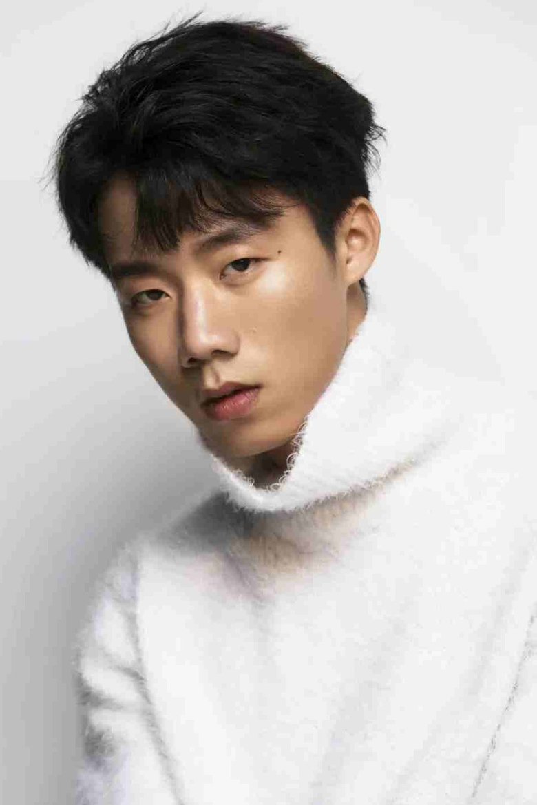 Portrait of Mu Tong